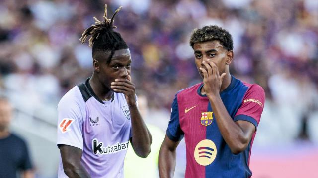 Nico Williams y Lamine Yamal hablan durante un partido de La Liga