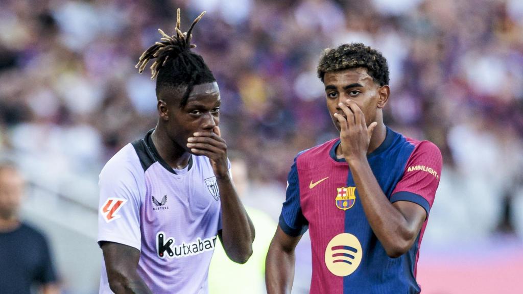 Nico Williams y Lamine Yamal hablan durante un partido de La Liga