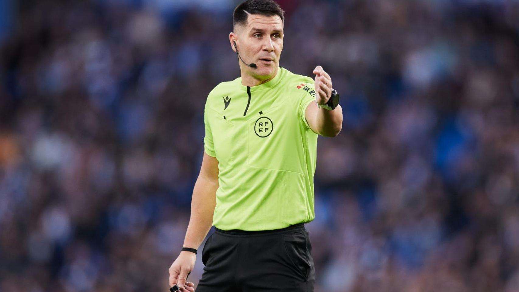 Ortiz Arias arbitrando un partido de Primera División.