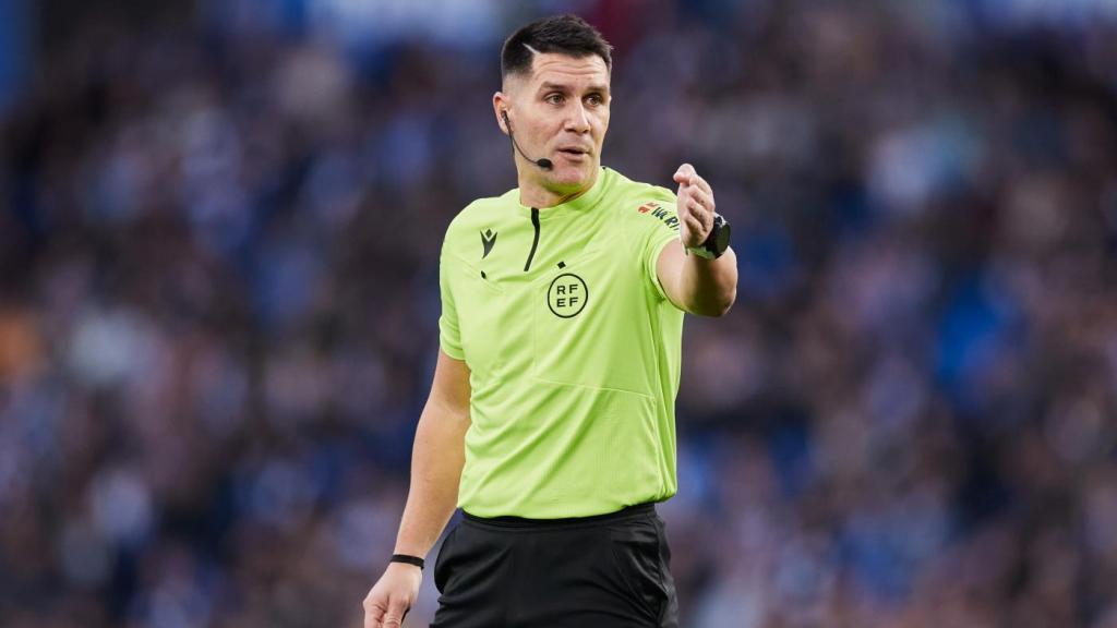 Ortiz Arias arbitrando un partido de Primera División.