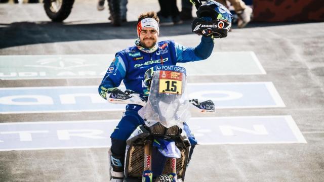 Lorenzo Santolino celebra la victoria en la tercera etapa del Rally Dakar