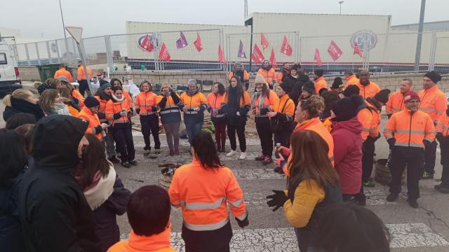 Trabajadores en huelga de C&A Modas en Fontanar.