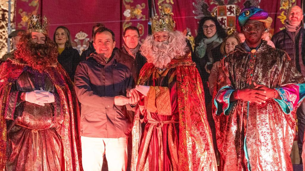 El alcalde de Toledo, Carlos Velázquez, junto a los Reyes Magos el pasado 5 de enero. Foto: Javier Longobardo.