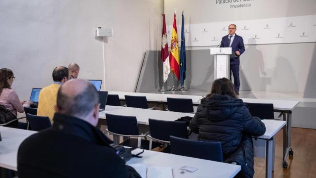 El consejero de Hacienda, Administraciones Públicas y Transformación Digital, Juan Alfonso Ruiz Molina este martes en rueda de prensa.