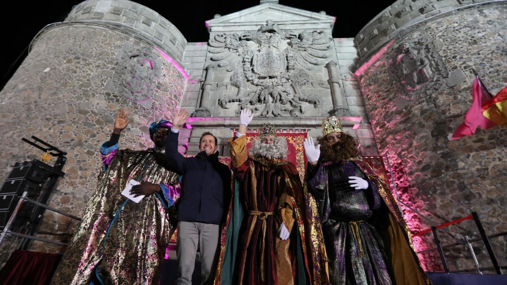 El alcalde de Toledo, Carlos Velázquez, en la Puerta de Bisagra con los Reyes Magos. Foto: Ayuntamiento de Toledo.