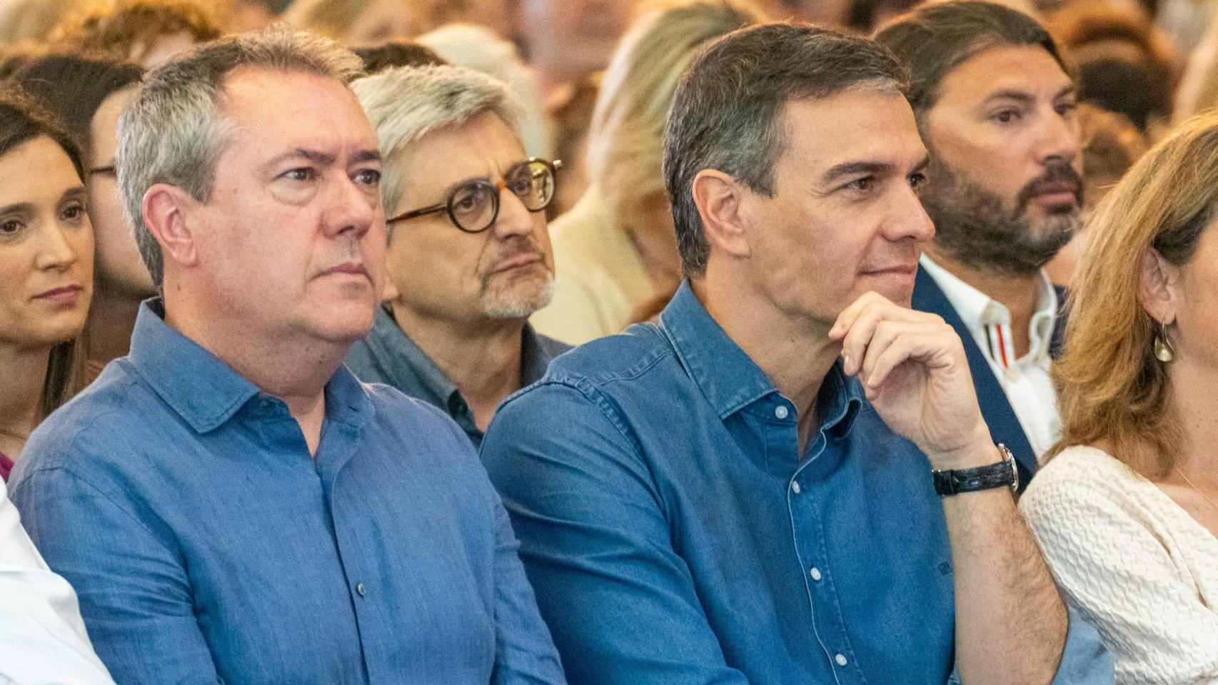 Juan Espadas, junto a Pedro Sánchez, en un acto electoral de las pasadas europeas en Sevilla.