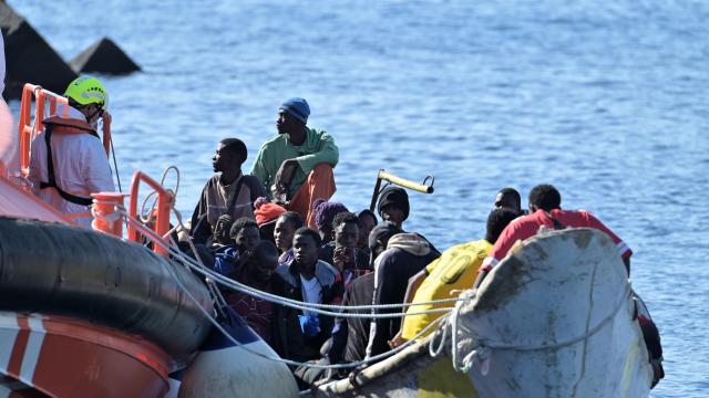 Salvamento Marítimo rescata este martes a 75 inmigrantes a bordo de un cayuco al sur de El Hierro y los traslada al puerto de La Restinga.