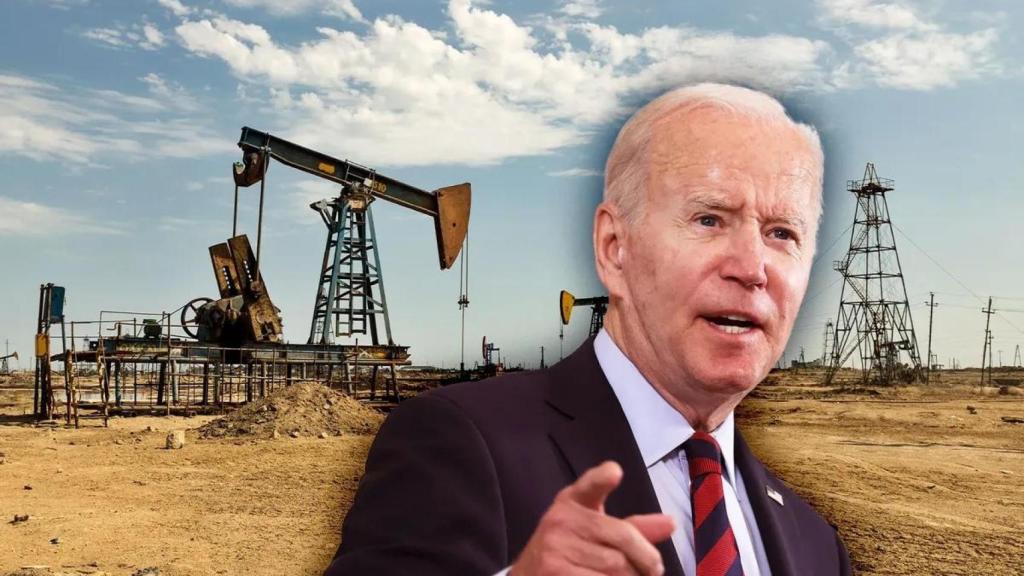 Fotomontaje de Joe Biden, presidente de EEUU hasta enero de 2025, con el fondo de perforaciones de petróleo y gas