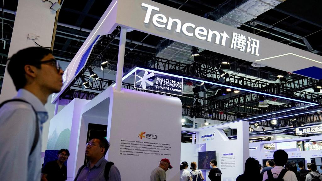 El logo de Tencent en la Conferencia Mundial de Inteligencia Artificial (WAIC) en Shanghái.