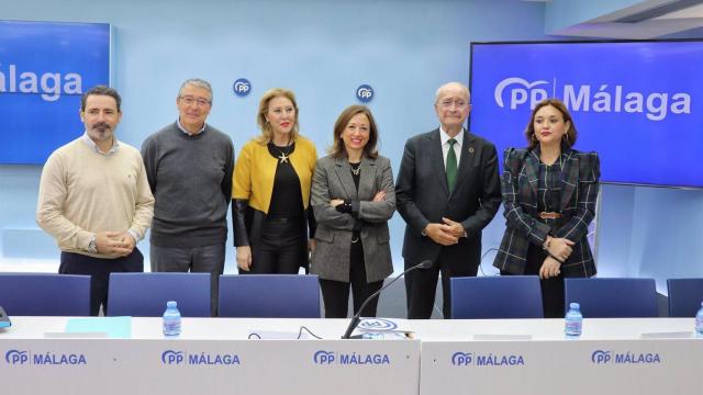 La presidenta del PP de Málaga, Patricia Navarro, ha comparecido en rueda de prensa junto al presidente de la Diputación, Francisco Salado, y el alcalde de Málaga, Francisco de la Torre, antes de la reunión del Comité provincial de Dirección del partido.