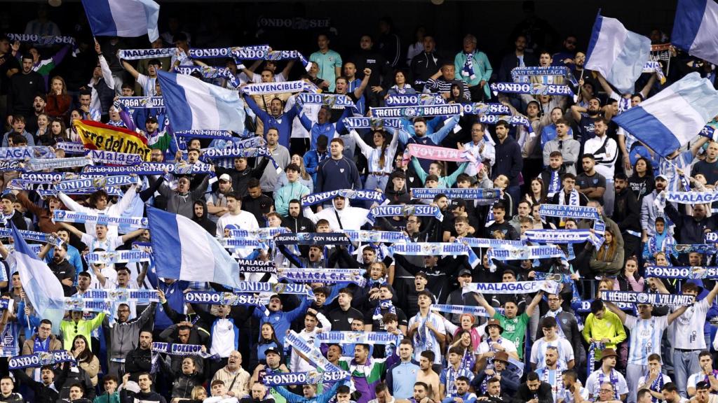 Aficionados del Málaga CF animando al equipo durante un partido en casa.