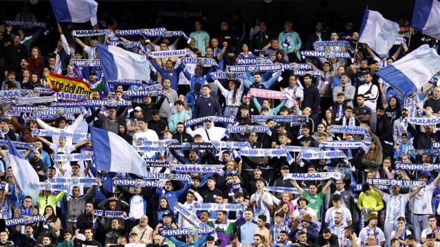 Aficionados del Málaga CF animando al equipo durante un partido en casa.