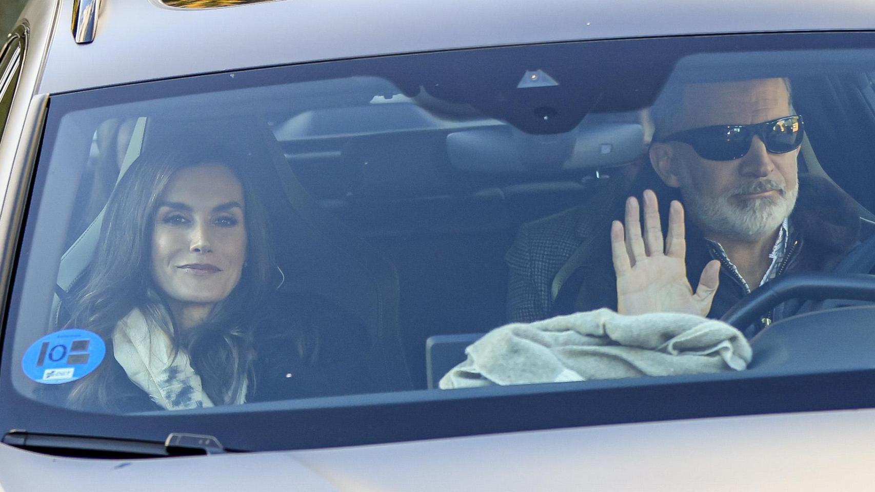 Felipe y Letizia en el coche.