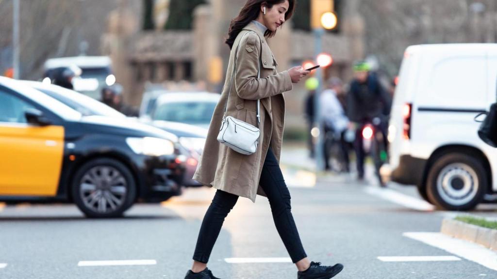 Mujer caminando en la ciudad.