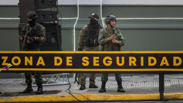 Militares custodiando el Palacio Presidencial de Miraflores, en Caracas (Venezuela).