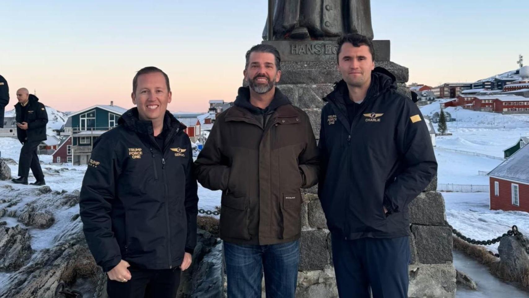 Donald Trump Jr. frente a la estatua de Hans Egede en Nuuk, Groenlandia, durante una visita privada.