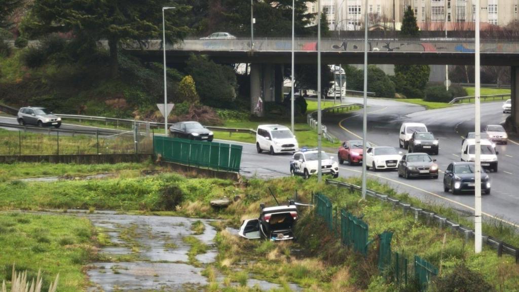 Vuelca un coche en Alfonso Molina en A Coruña.