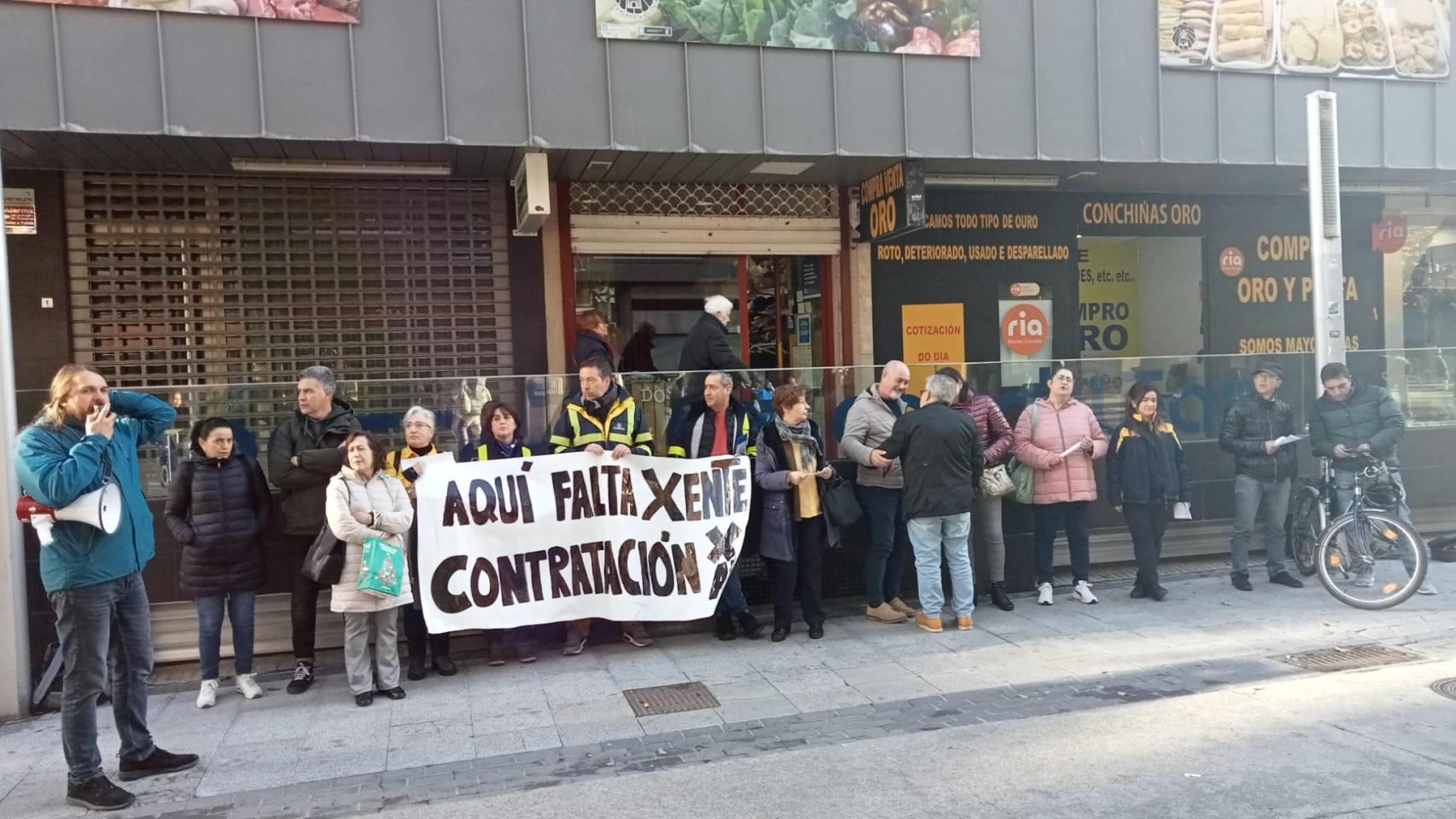 Personal de la oficina de Correos de la calle Entrepeñas, en A Coruña