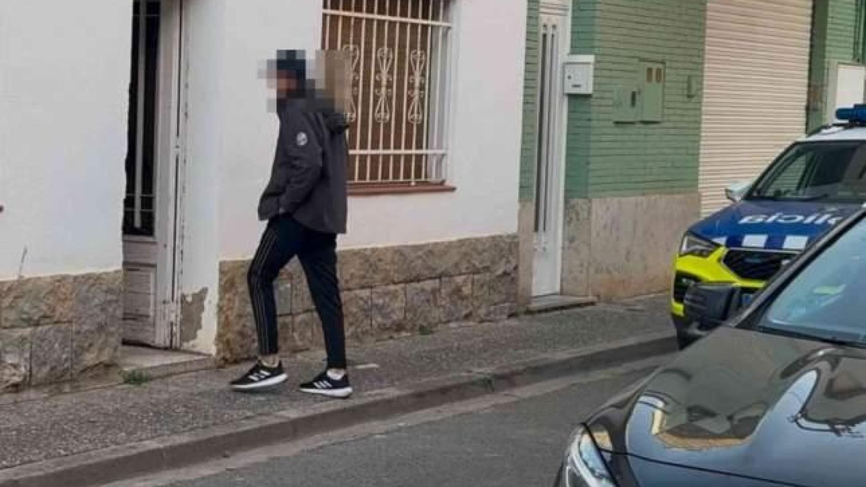 Uno de los okupas, entrando a la vivienda después de la intervención policial.