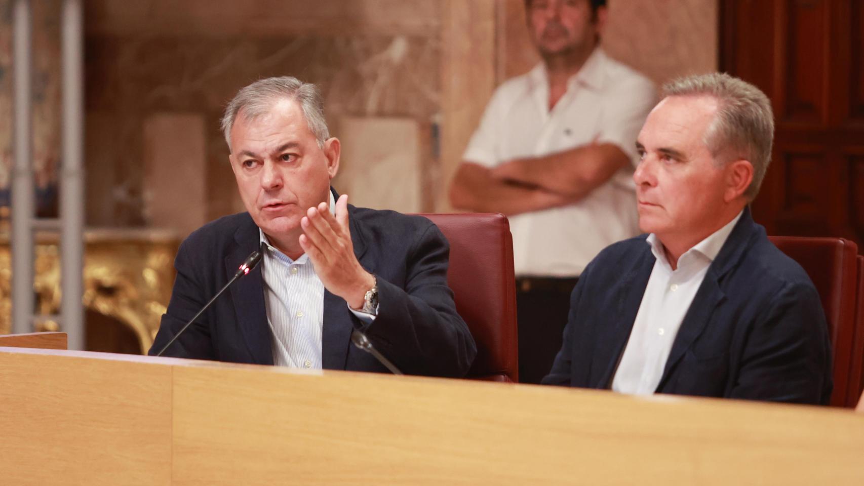 El alcalde de Sevilla, José Luis Sanz, junto al concejal de Hacienda, Juan Bueno.