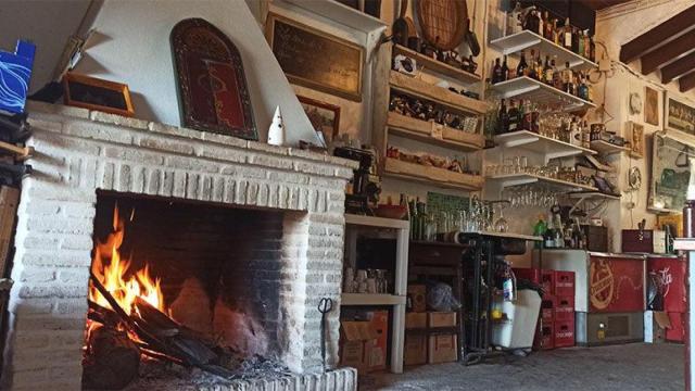 Chimenea de la taberna sevillana Fernando Pilar, en Bolullos de la Mitación