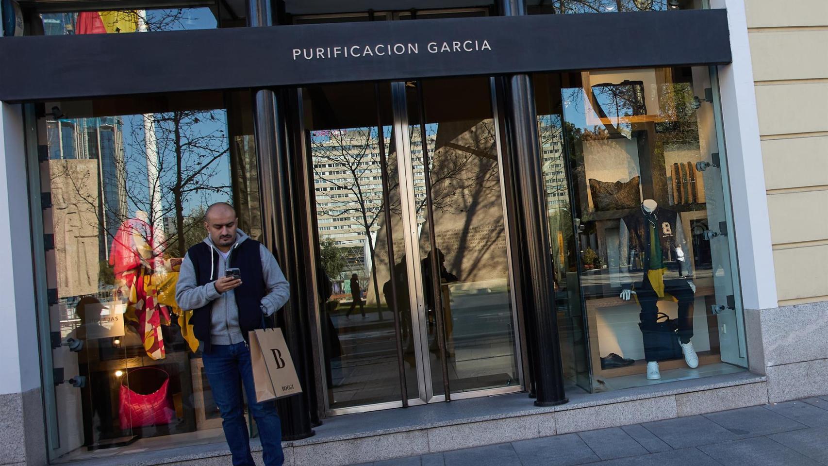 Fachada y escaparates de la tienda Purificación García, una de las marcas de Textil Lonia.