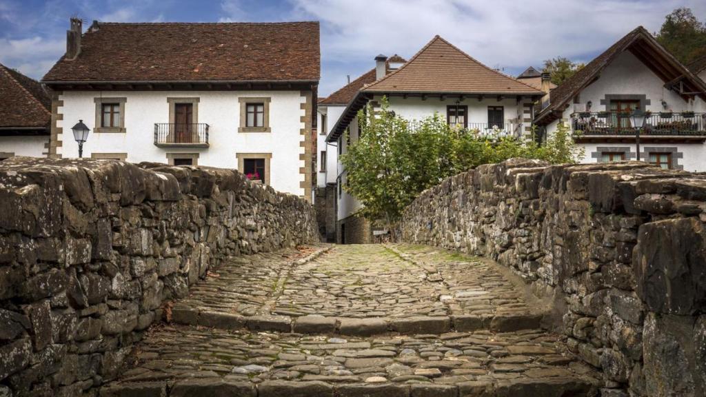 Calles empedradas y puente medieval en Ochagavía, Navarra.