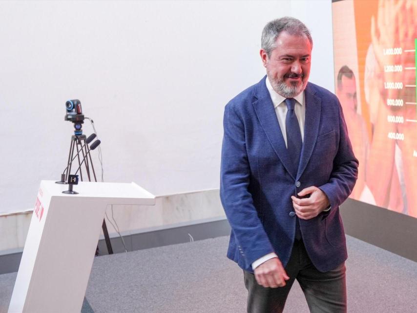 El secretario general del PSOE de Andalucía, Juan Espadas, durante la rueda de prensa de este martes en la que anunció su renuncia.