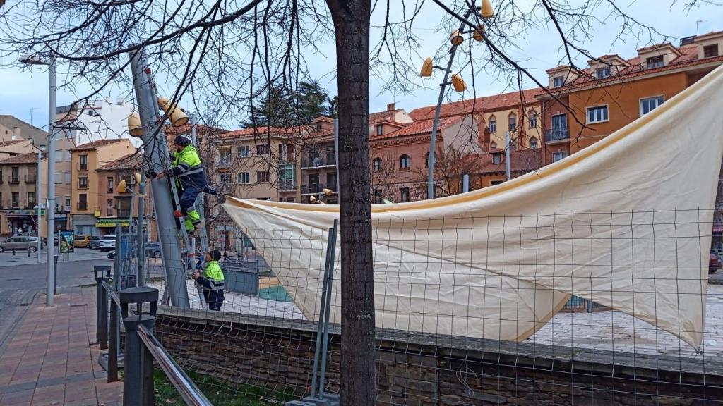 Instalación del sombreado en la plaza de Somorrostro