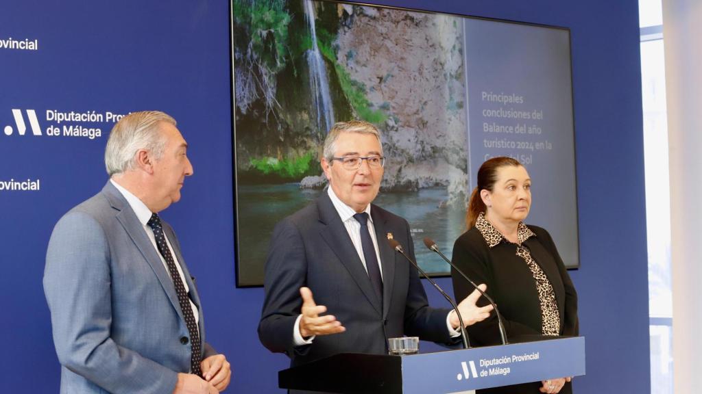 Francisco Salado, en el centro, en la presentación del balance turístico.