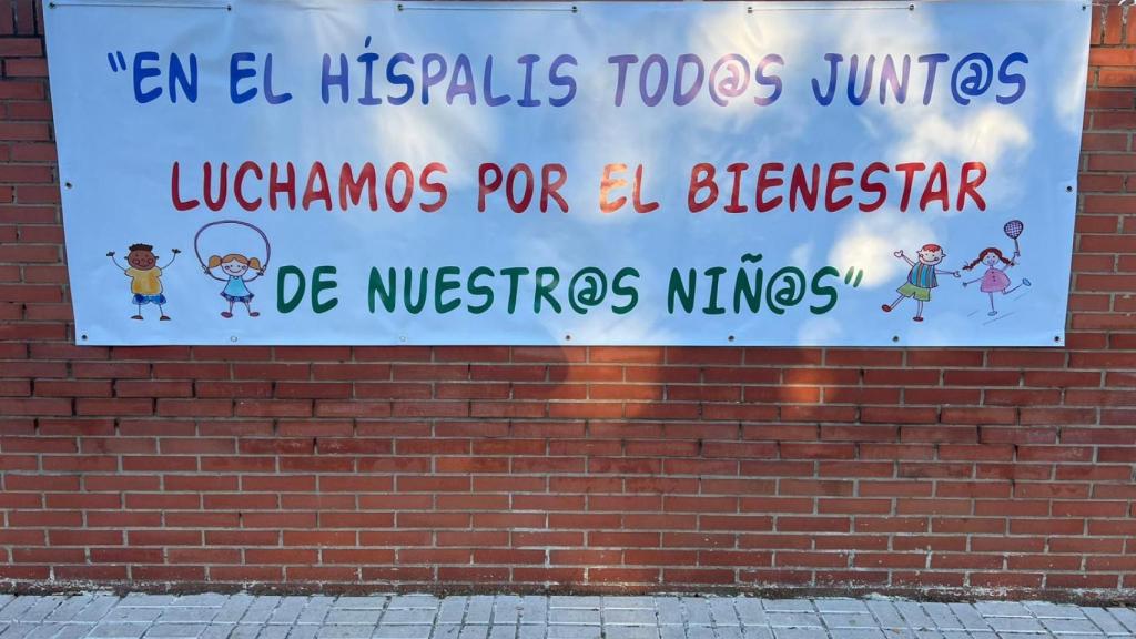 Cartel colgado en uno de los muros exteriores del colegio Hispalis de Sevilla Este