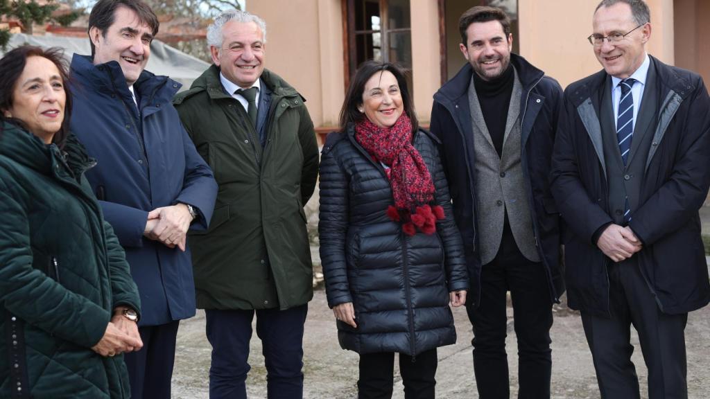 La ministra de Defensa, Margarita Robles, visita las instalaciones del acuartelamiento de Monte la Reina, junto al consejero de Medio Ambiente, Vivienda y Ordenación del Territorio, Juan Carlos Suárez-Quiñones.