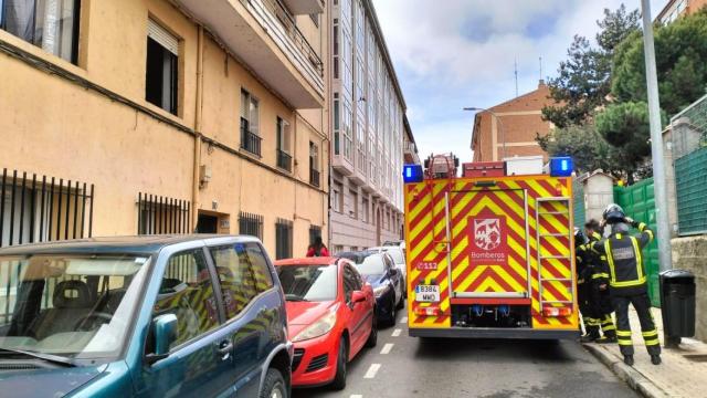 Los Bomberos de Ávila sofocando las llamas