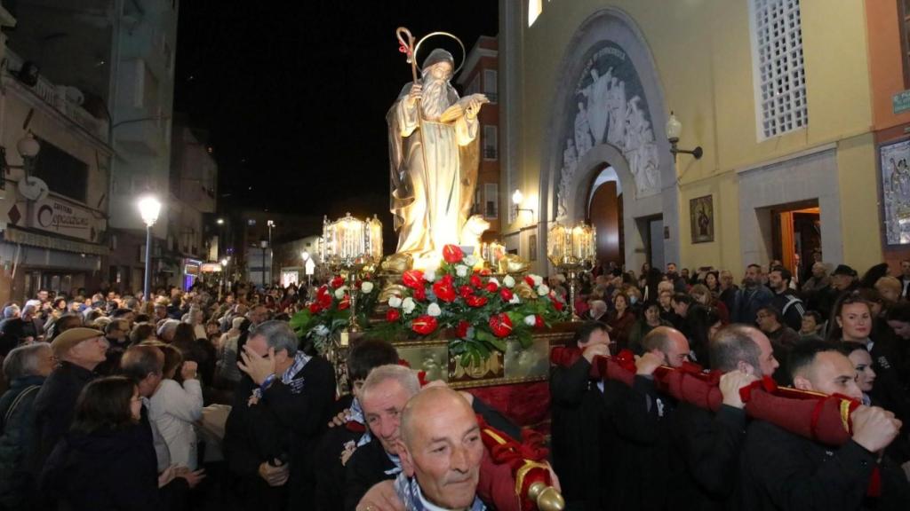 La imagen de san Antón a la salida de la iglesia de la Misericordia en Alicante.