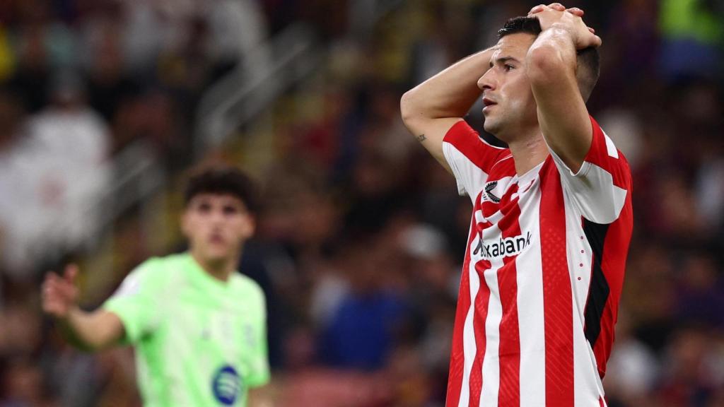 Guruzeta se lamenta de un fallo en el partido de la Supercopa ante el Barcelona.