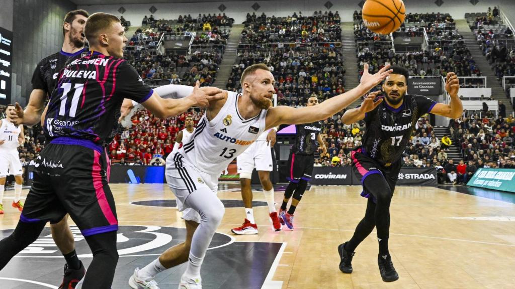 Musa, del Real Madrid de baloncesto, trata de hacerse con un balón suelto.