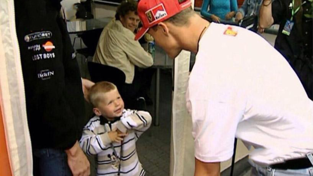 Max Verstappen, de niño, en el paddock junto a Michael Schumacher