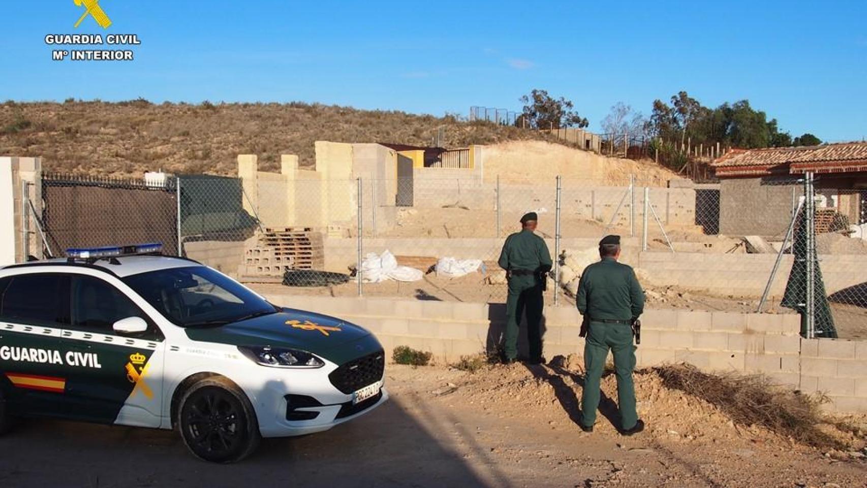 La Guardia Civil en la construcción ilegal.