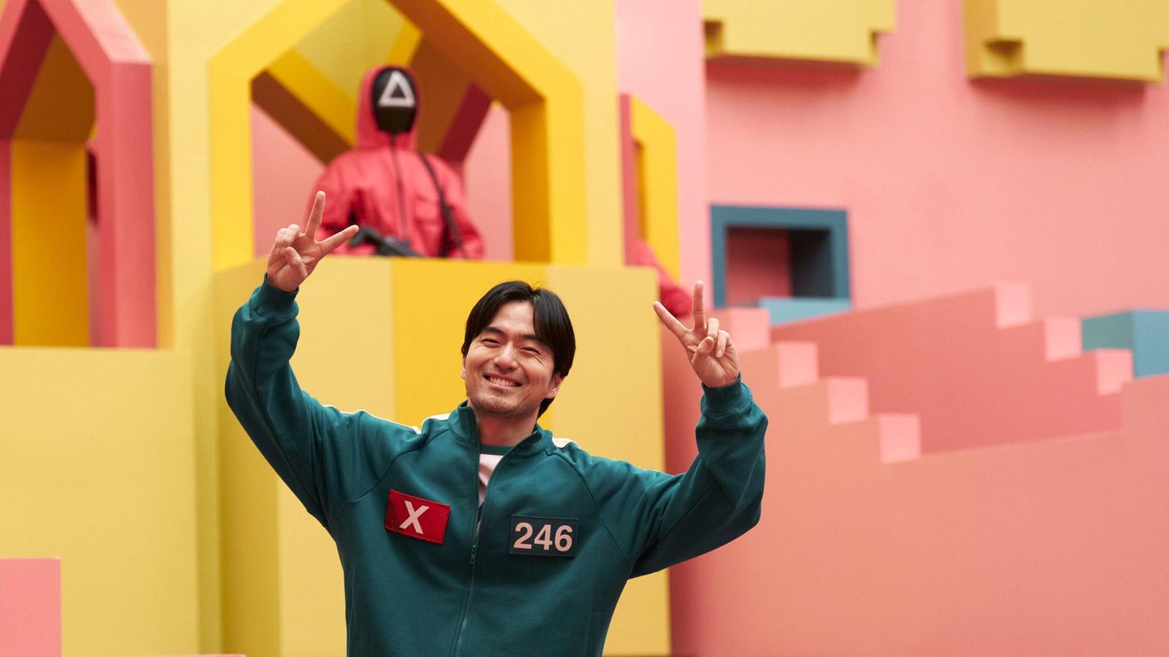 El actor Park Sung-hoon durante el rodaje en las ya icónicas escaleras de 'El juego del calamar'.