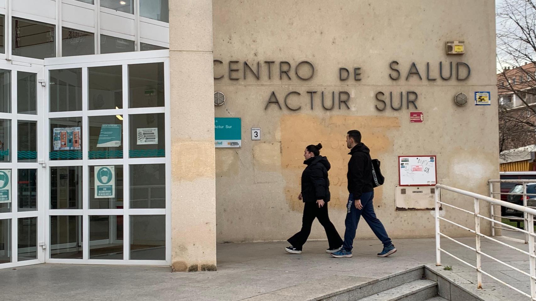 Dos personas entran al ambulatorio Actur Sur de Zaragoza, este miércoles.