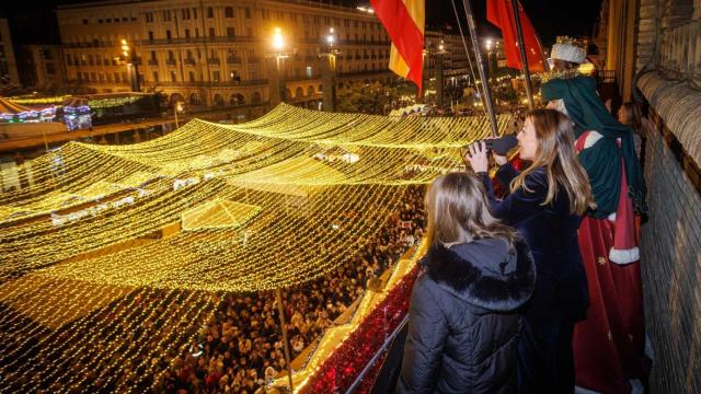 La plaza del Pilar en Navidad, el día de la Cabalgata de Reyes Magos.