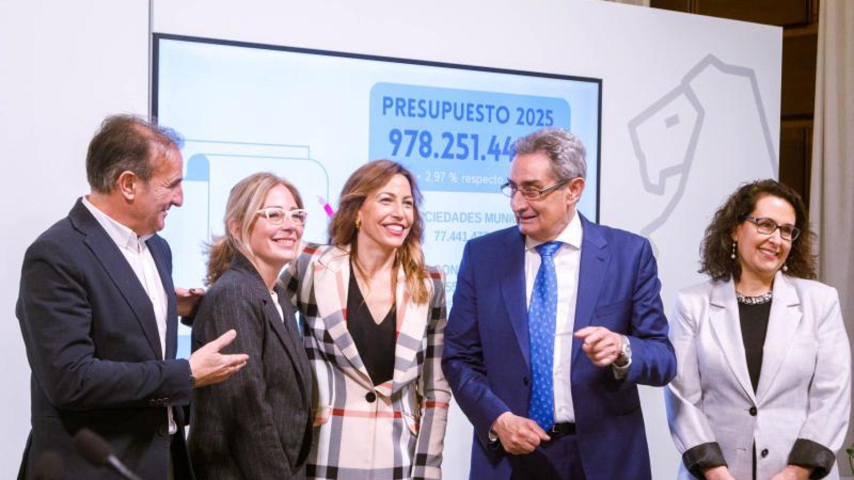 La alcaldesa de Zaragoza, Natalia Chueca, junto al portavoz de Vox, Julio Calvo, y otros concejales del Gobierno municipal.