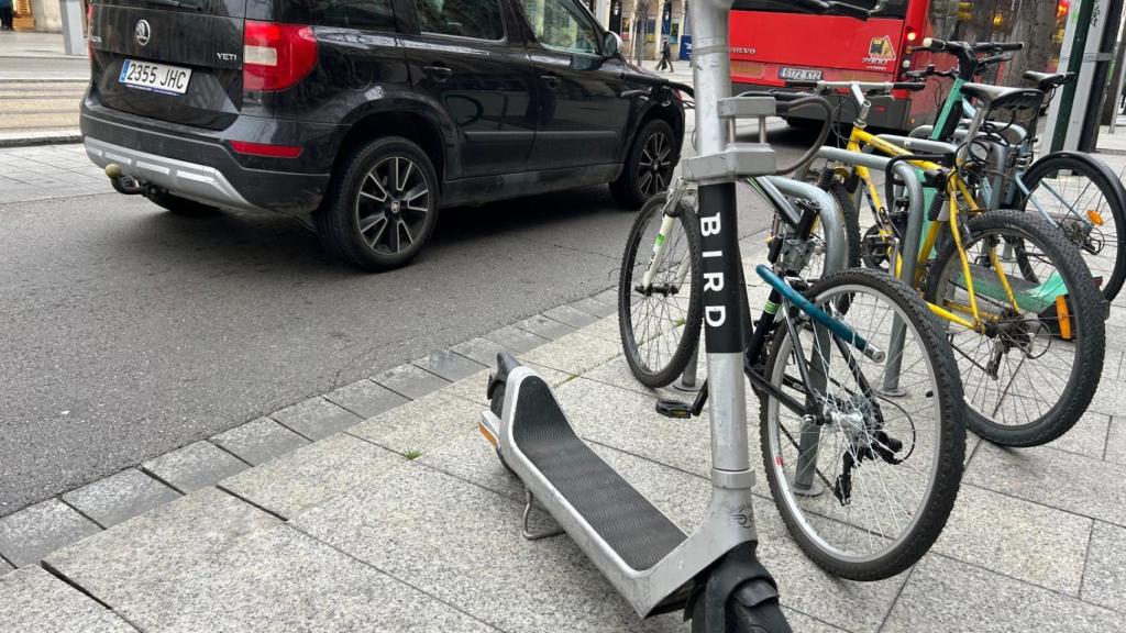 Patinetes eléctricos, bicicletas y buses urbanos de Zaragoza.