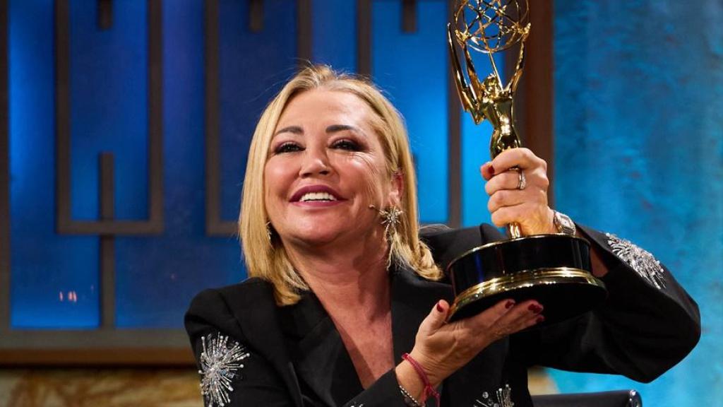 Belén Esteban posa con el Emmy de 'La Promesa' en 'La Revuelta' de Broncano.