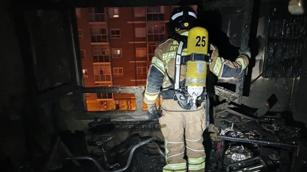 Un bombero en la casa incendiada