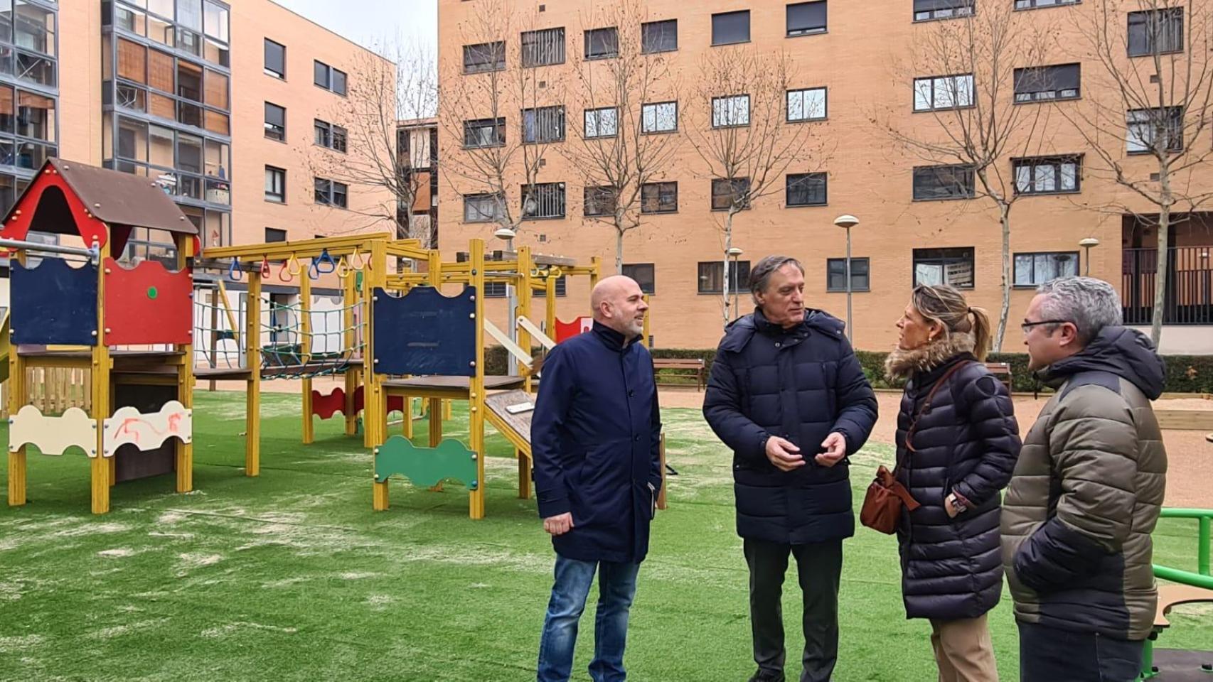 Carlos García Carbayo visita una de las plazas reformadas en El Zurguén