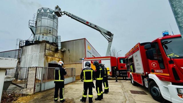 Los bomberos de la Diputación de Valladolid trabajando en el incendio de la empresa de molduras de Cuéllar