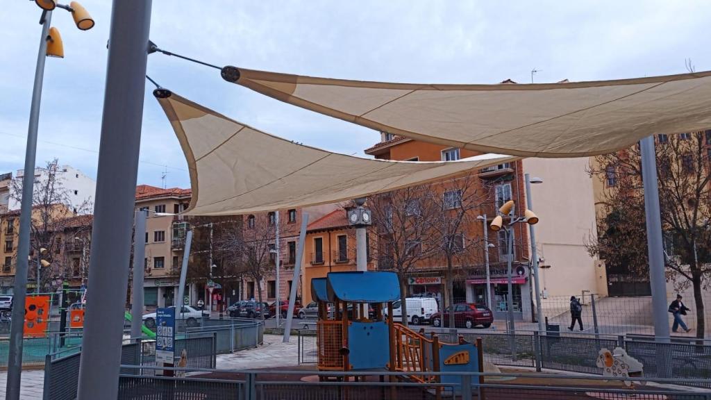 Un parque infantil de Segovia con una zona de sombra