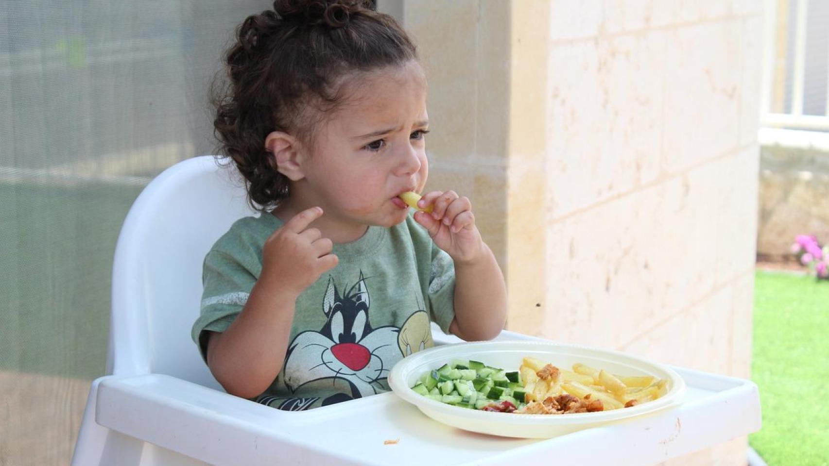 Una niña comiendo