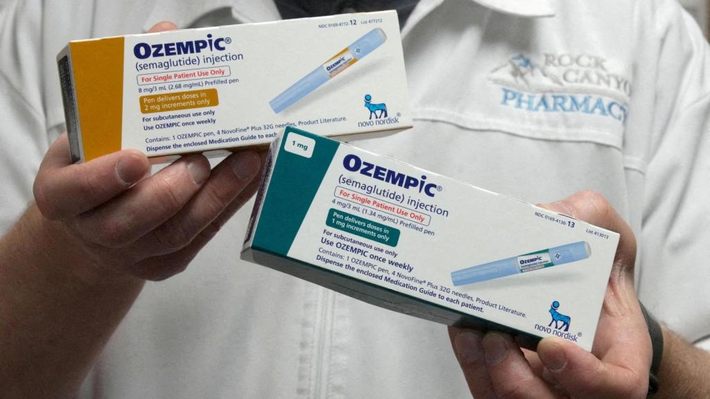 Un farmacéutico muestra cajas de Ozempic.